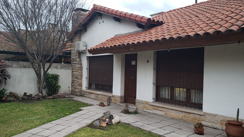 Excelente Chalet De Tres Dormitorios Sobre Amplio Lote