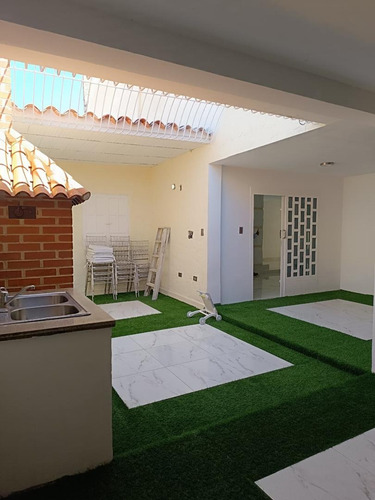 Casa En La Urb.el Trigal Norte, Ubicada En Calle Cerrada, Con Seguridad Garantizada. Zc.o