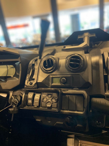 Imagen 14 de 24 de Can Am Defender Hd10 1000cc Xt C/ Techo Full Equipamiento