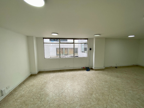 Imagen 18 de 22 de Arriendo Oficina 39m2. Chicó, Carrera 15. Piso 2, Espacio Amplio Vista Lateral, Con 1 Cupo De Parqueadero