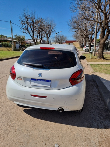 Imagen 2 de 16 de Peugeot 208 2018 1.6 Allure