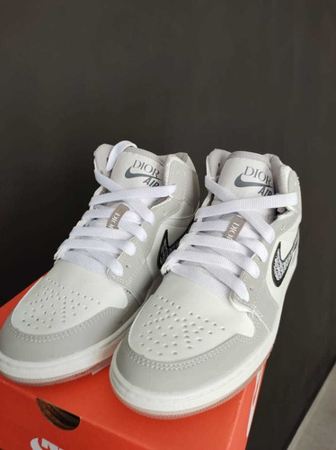 Imagen 3 de 4 de Jordan 1 Retro Gris Blanco Tenis