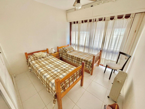 Imagen 5 de 10 de Venta Apartamento Amoblado Con 2 Dormitorios Y Garaje En Punta Del Este Parada 2 Brava