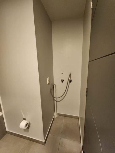 Excelente Ubicación De Departamento De 2 D Y 2 B, Metro