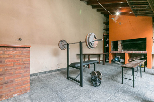 Chalet 2 Plantas Con Jardin Y Quincho