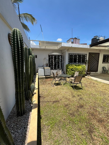 Casa En Venta En Col. Cuauhtemoc De Un Solo Nivel Con Jardín