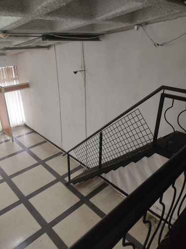 Vendo Lindo Local Con Mezzanina C.c Casona 1. Asesor Inmobiliario Silvia Jaramillo.
