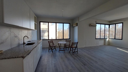 Imagen 2 de 15 de Apartamento En Venta De 2 Dormitorios En Centro - Reciclado