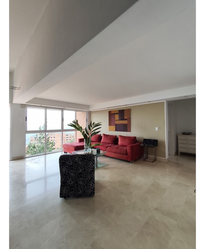 Se Alquila Bello Apartamento Ubicado En Loma Linda.