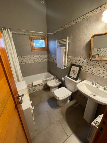 Casa Con Galería Y Jardín De 1700m2 En Venta - Península De San Pedro - Bariloche