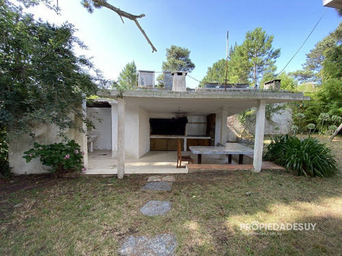 Casa En Venta De Cuatro Dormitorios Con Parrillero Y Garaje- Ref: 795