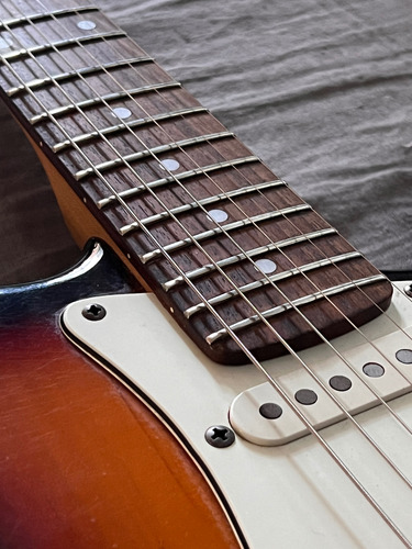 Guitarra Fender Squier Stratocaster Standard 20 Aniversario Diestro Sunburst