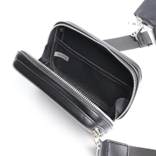 Bandolera Porta Celular Mujer Morral Rígido Mini Bolso Acabado De Los Herrajes Plateados Color Negro Diseño De La Tela Liso