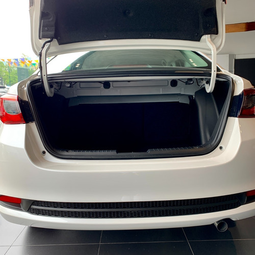 Imagen 4 de 12 de Mazda 2 Touring Sedan Blanco Automatico