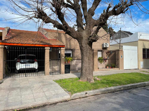 Venta Casa 5 Ambientes Con Fondo Libre Y Pileta En Castelar