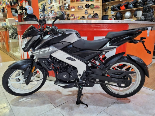 Imagen 7 de 20 de Bajaj Rouser 200 Ns Dunlop 0km