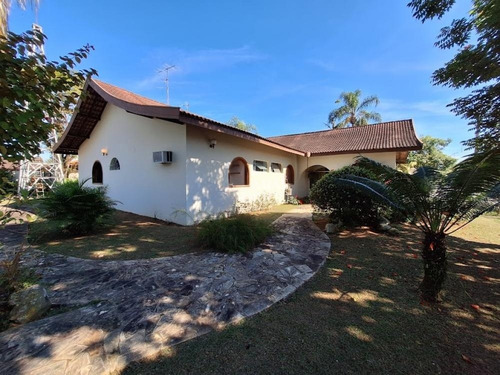 Residência De Alto Padrão Localizada Em Um Dos Condomínios Mais Cobiçados Do Vale Do Paraíba, À Apenas 30 Minutos De Campos Do Jordão E A 1h30 Do Litoral Norte.