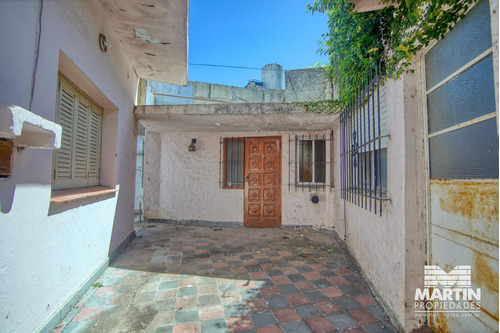 Casa 3 Ambientes Con Cochera Para Mejorar. Zona Comercial.