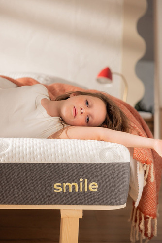Colchón Matrimonial Roomi Smile + 2 Almohadas Memory Foam Color Blanco