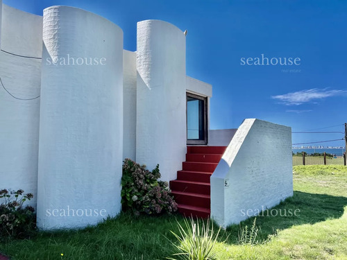 Importante Casa Con Vista Al Mar En Punta Del Este. Diseño Samuel Flores Flores. 