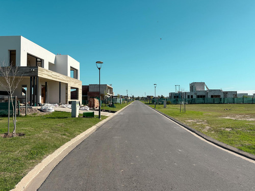 Terreno Con Frente Sur En Vida Barrio Cerrado Funes Con Amenities