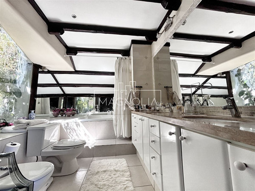 Casa En Arriendo De 6d/4b En Las Condes