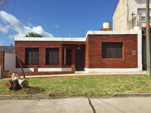 Casa En Venta En Centro Campana. 2 Dormitorios. Amplio Parque. Proyecto Construcción 2do Piso