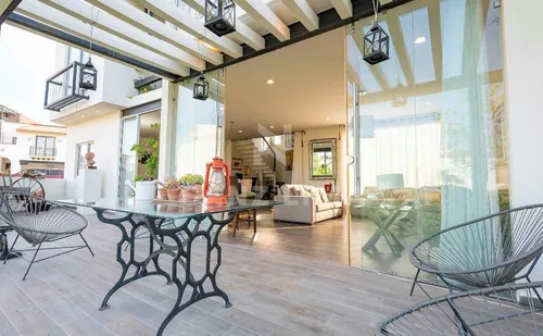 Residencial Zirándaro: Hermosa Casa Espaciosa Y Con Mucha Iluminación Natural.