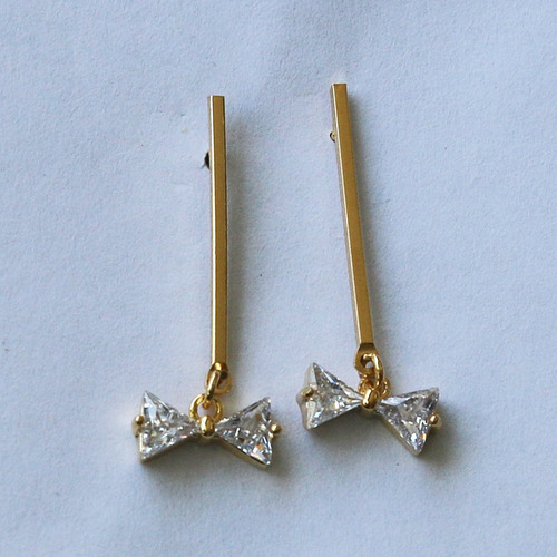 Brinco Folheado À Ouro Palito Com Zircônia Laço Pendurado