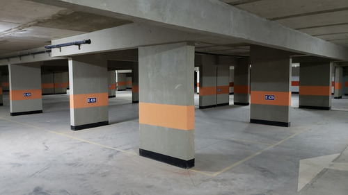 Estacionamiento Seguro En Lyon Con Las Violetas