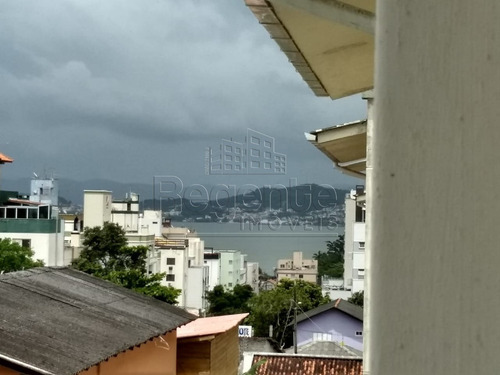 Apartamento A Venda No Bairro Abraao Em Florianopolis - V-77809
