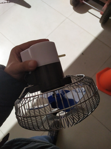 Imagen 5 de 6 de Ventilador Giratorio Para Carro Con Soporte Metalico 12 Volt