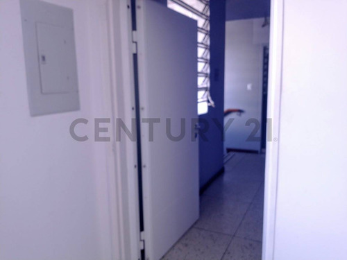 En La Trinidad. Venta, Local - Oficina - Depósito. Oportunidad!!!