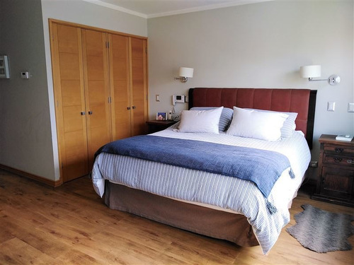 Casa En Venta De 5 Dorm. En Lo Barnechea