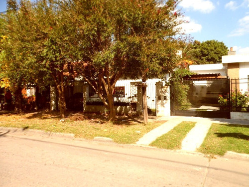 Casa Sobre Lote Propio 4 Amb - Cochera Y Amplio Jardín