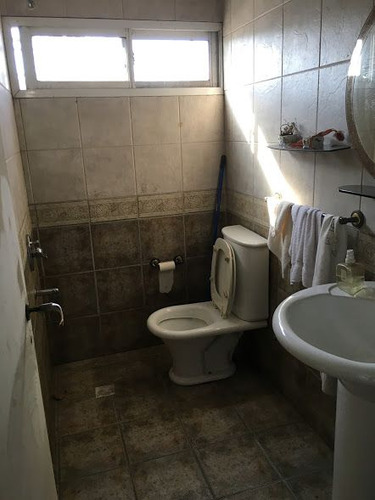 Casa En Venta De 7 Dormitorios C/ Cochera En Floresta