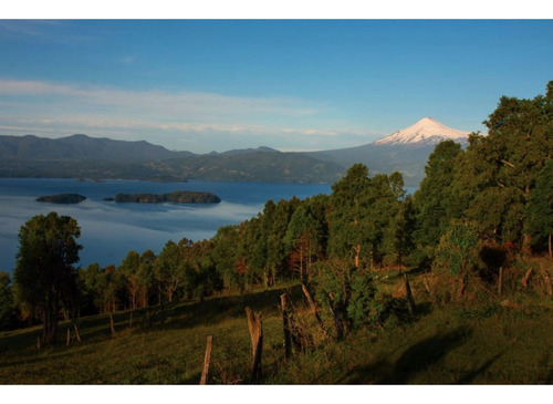 Impresionante Vista Al Lago Calafquen Y Volcan
