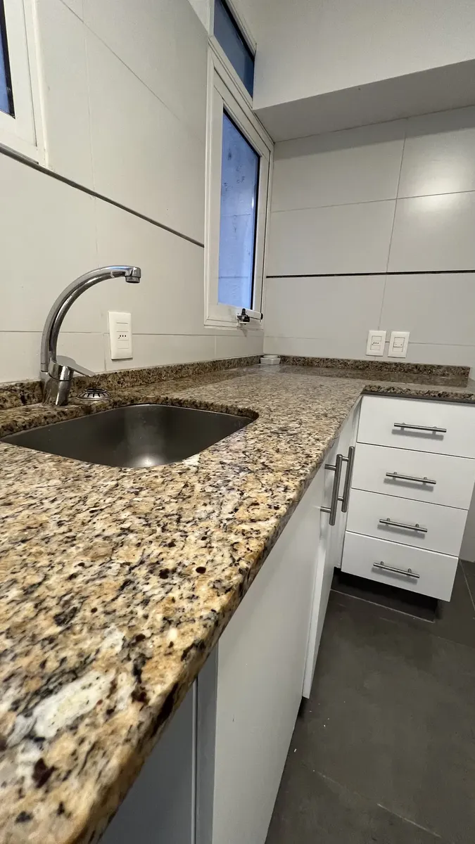Vista Al Mar Y Al Templo Inglés. Muy Buenos Placares. Gastos Comunes Entre $3000-3500. No Garage. · Foto 4