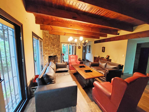 Chalet De Dos Plantas. Excelente Ubicación.