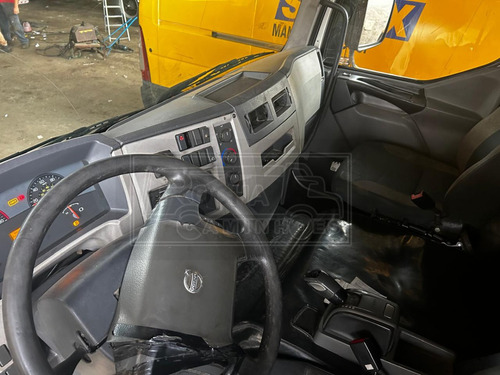 Volvo Vm 270 6x2 Com Baú Ano 2016