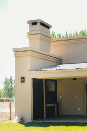 Casa En Neuquén , Barrio Los Canales. Alquiler/venta.