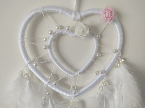Imagen 2 de 5 de Atrapa Sueños Diseño Corazón Perlas Blancas Y Tornasoles