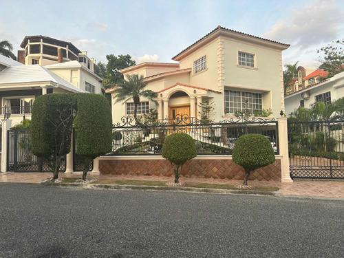 Venta De Casa En Arroyo Hondo Distrito Nacional Con Piscina