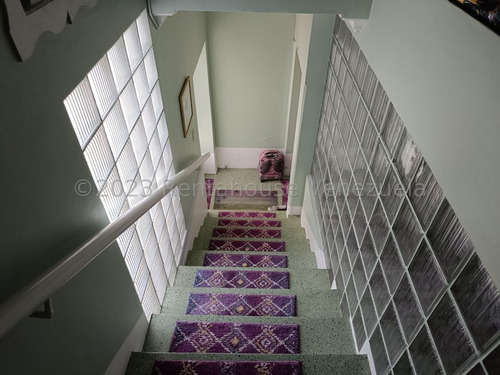 San Bernardino !! Amplia Y Hermosa Casa Totalmente Remodelada, Dividida En 3 Ambientes Independientes, 434 M2 Terreno, 555 M2 Const., 9 Hab., 8 Baños, 7 Pe, 3 Cocinas. Calle Cerrada Vigilancia 24/7 !!