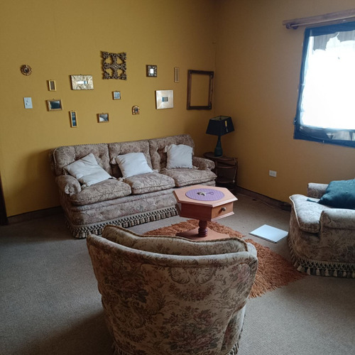 Se Vende Casa En La Calle Junin De Anaco, Con Un Amplio Terreno De 1693 Metros Cuadrados. (a.p)