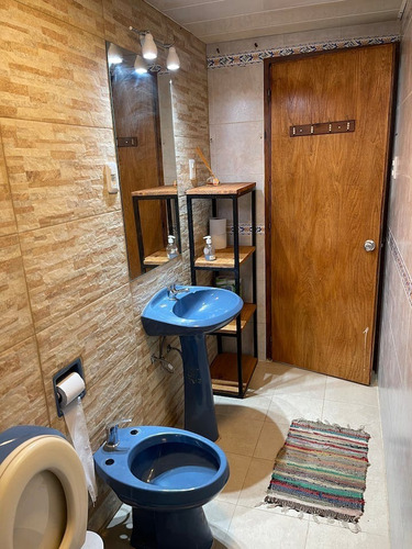 Imagen 8 de 15 de Casa De Dos Dormitorios Con Jardín, Barbacoa Y Techo Para Vehículo