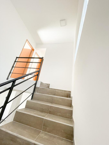Casa Duplex De Pasillo En Arroyito
