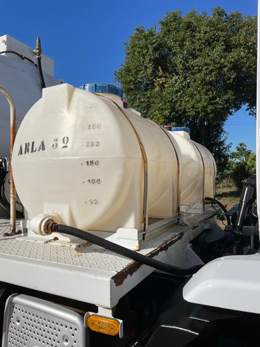 Tanque De Combustivel Com Bombas De Abastecimento E Graxeira