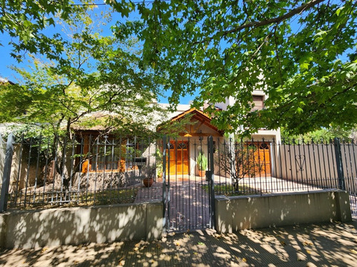 Imagen 2 de 22 de Venta - Excelente Casa En Calle Chimondegui Al 800