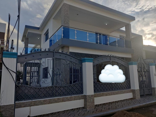 Vendo Hermosa Casa De 2 Nivel En Exclusivo Residencial En La Vega, República Dominicana